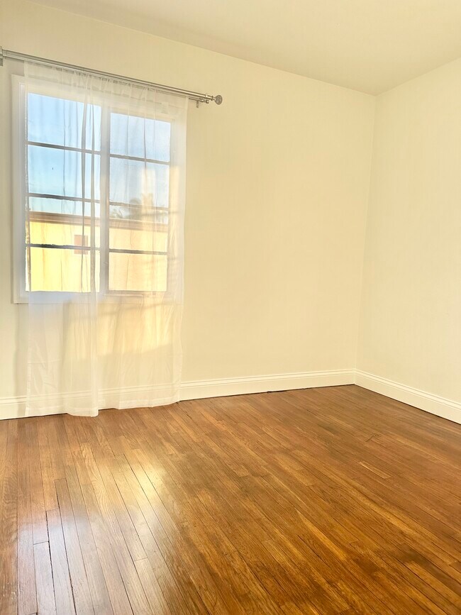 Foto del edificio - 1869 E Ocean Ave