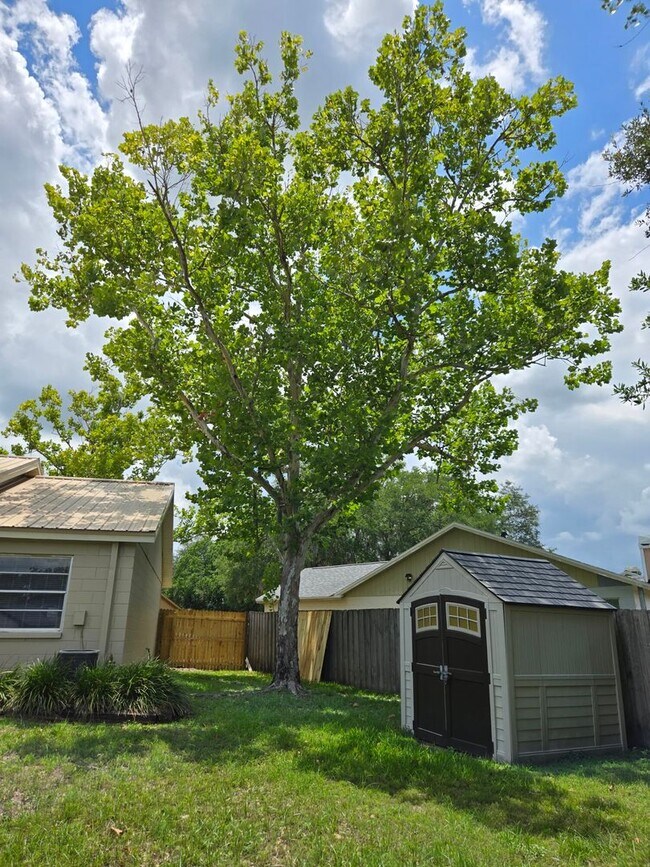 Foto del edificio - Charming 3-BR Home with Massive Yard & Screened Porch in a Family-Friendly Neighborhood!