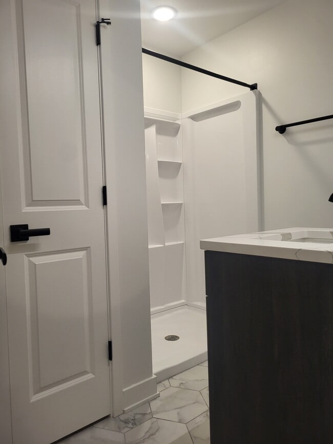 Building Photo - *Newly Renovated* Premium Style 2-4 BD Apartment Home