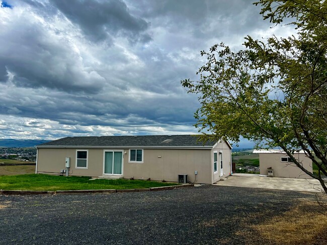 Building Photo - 3-Bedroom Home with Incredible Views