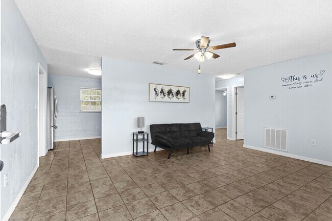 Foto del edificio - 2250 N Bennett Rd