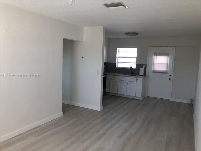 Building Photo - 1301 N 12th Ct