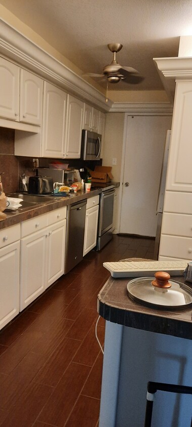 Galley kitchen - 7400 Sun Island Dr S