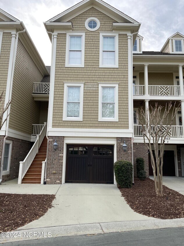 Foto principal - 489 River Bluff Dr