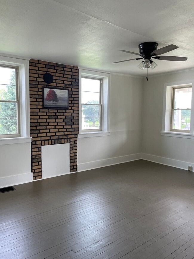 Foto del edificio - RECENTLY RENOVATED SCHOOL HOUSE FOR RENT!
