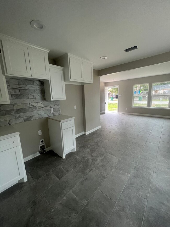 Building Photo - Beautifully Renovated 2 Bedroom Home for Lease