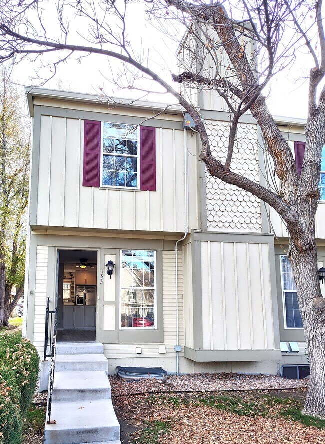 Frente - 1811 S Quebec Way