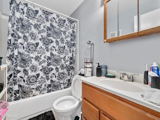 Building Photo - 2 br, 1 bath Condo - 9419 Bay Colony Dr