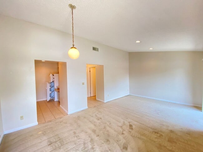 Building Photo - 620 SE 28th Pl