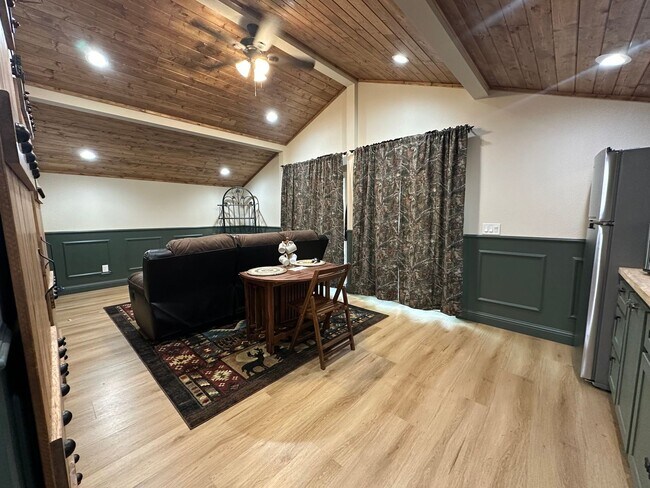 Foto del edificio - Fully Renovated 1 Bedroom Home - Across From the Meadow