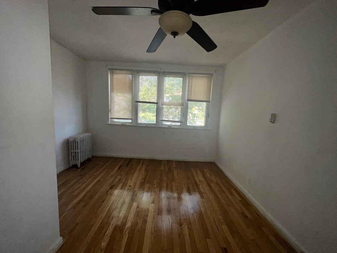 Foto principal - 618 E 89th St