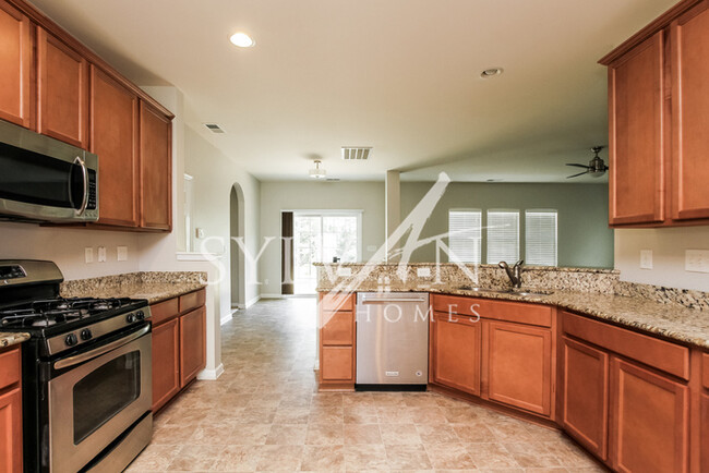 Building Photo - Gorgeous 5 Bedroom, 3.5 Bath home in the d...