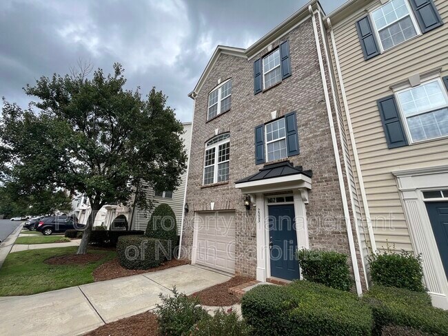 Building Photo - 2205 Belle Vernon Ave