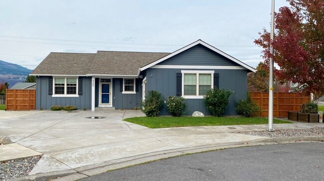 Building Photo - Convenient Hood River Location