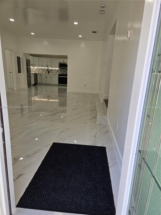 Foto del edificio - 987 NE 145th St