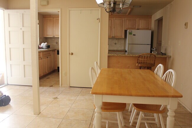 Foto del edificio - 3882 Radcliffe Ln