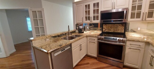 Building Photo - 4967 SW 32nd Ave