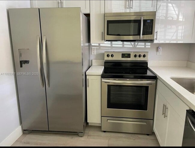 Building Photo - 8893 Fontainebleau Blvd