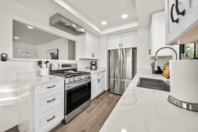 Foto del edificio - Fully Furnished 3 bedroom home where elega...