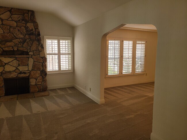 Building Photo - 4360 Kraft Ave