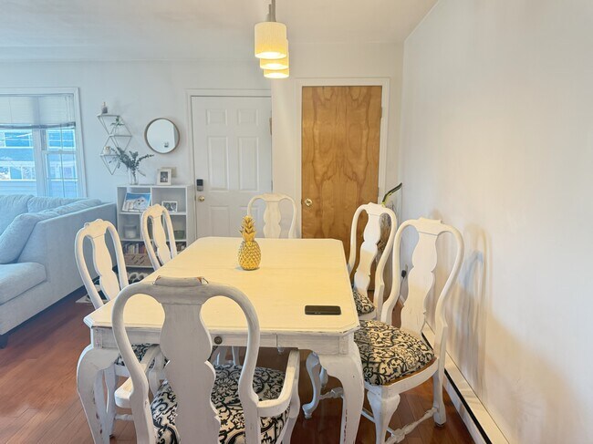 Espacio diáfano que integra el comedor y la sala de estar. - 157 1/2 Kings Hwy