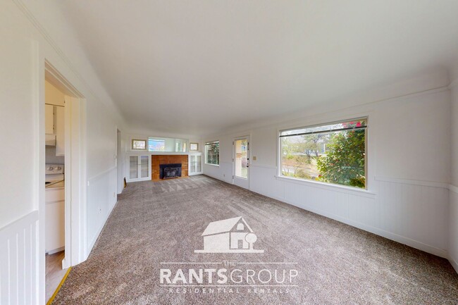Building Photo - Charming & bright westside 2 bed, 1 bath o...