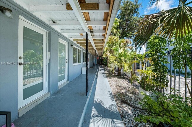 Foto del edificio - 551 NE 61st St