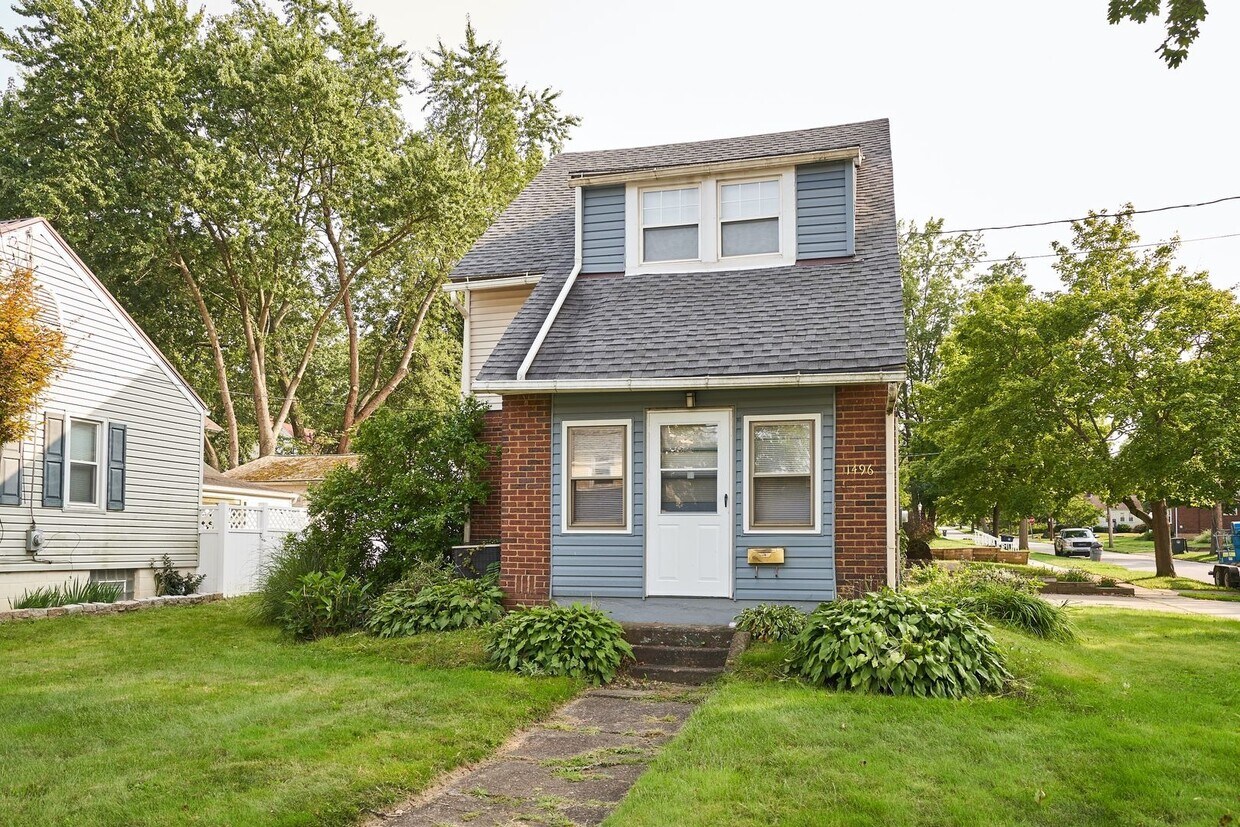 Foto principal - Renovated 3 bedroom 2 Bath home in Goodyea...