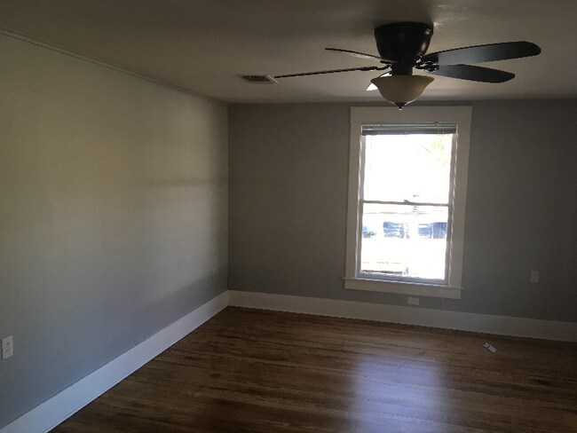 Foto del edificio - 216 E 2nd St