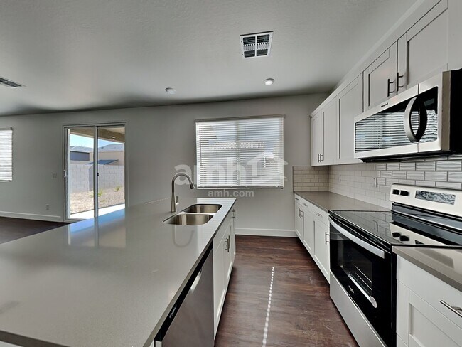 Building Photo - 17145 W Golden Ln