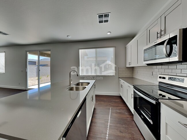 Foto del edificio - 17145 W Golden Ln