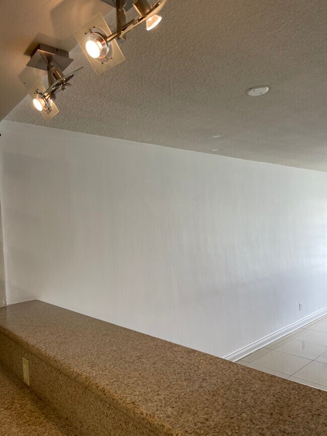 Recién pintado - 1460 NE 169th St