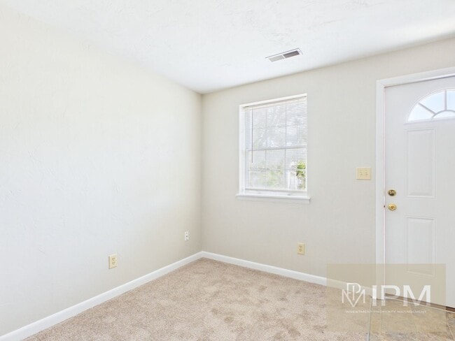 Building Photo - Charming York Township 3 Bedroom Condo | Attached Garage & Central Air!!