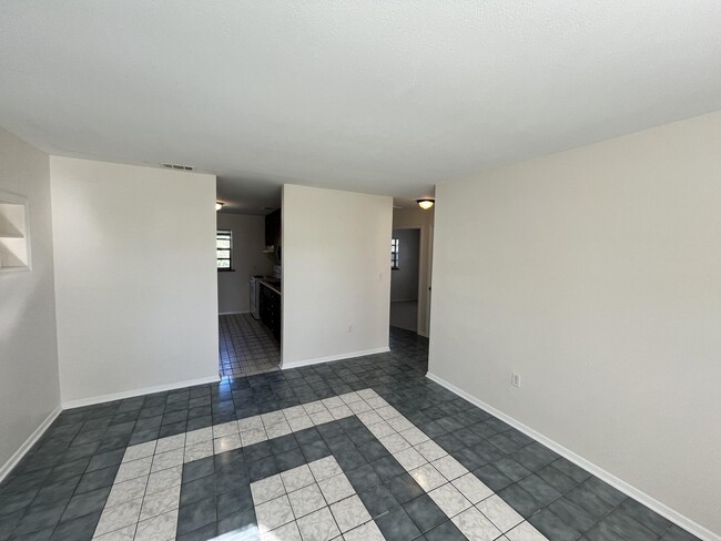 Building Photo - 2244 Shelby Dr