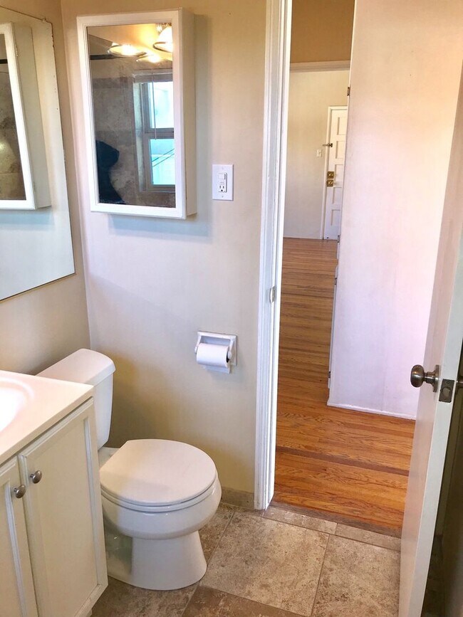 Foto del edificio - Charming Bankers Hill Open Floor Plan, Hardwood Floors, Reserved Parking!