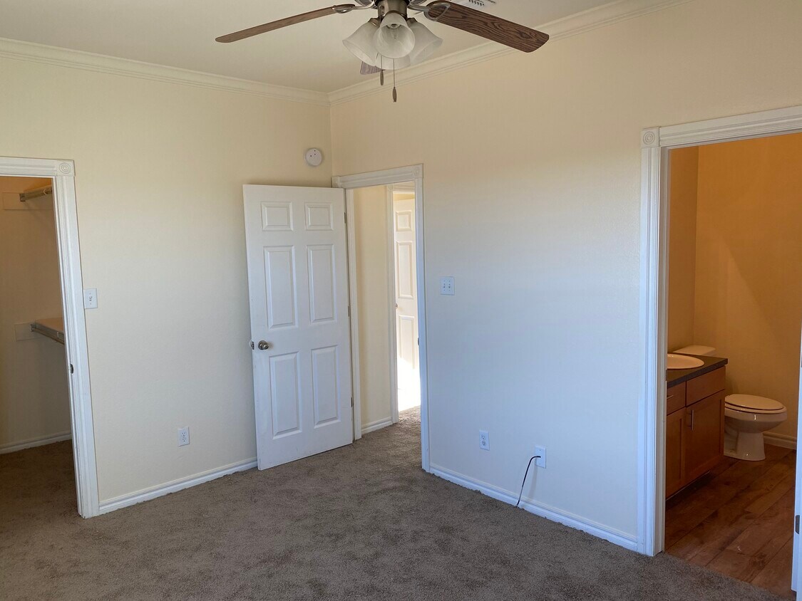 Primary Photo - 127B bluejay blvd