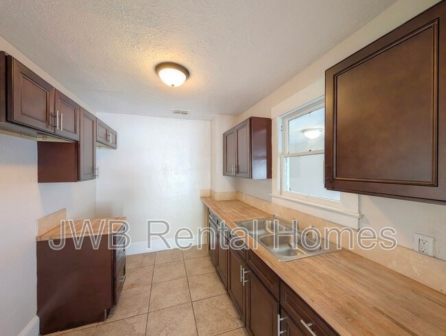 Foto del edificio - 1316 W 31st St
