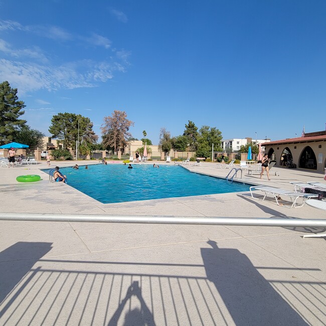 Building Photo - 2150 E Ellis Dr