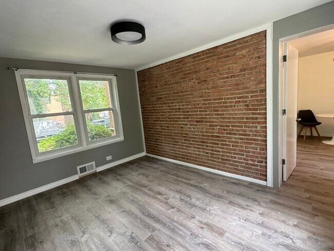 Building Photo - 5700 N Richmond St