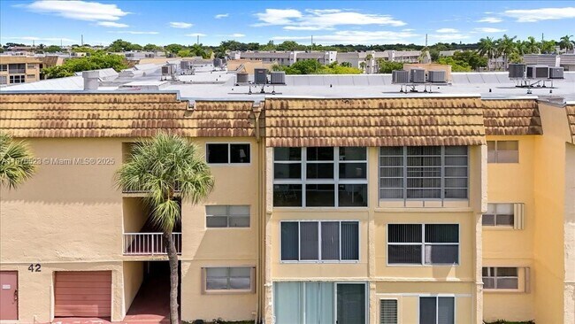 Foto del edificio - 8345 Sunrise Lakes Blvd