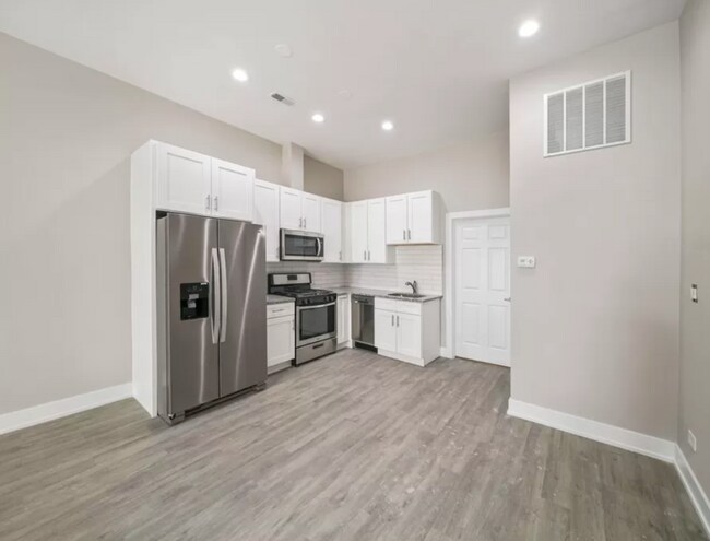 Building Photo - 3856 W Diversey Ave