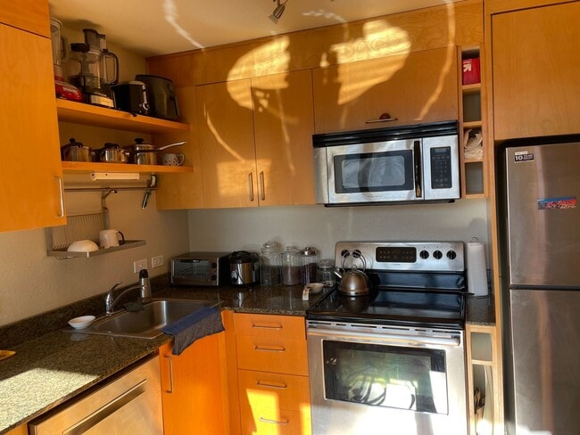 Building Photo - Lovely 2 bedroom 2 bath condo with a river...
