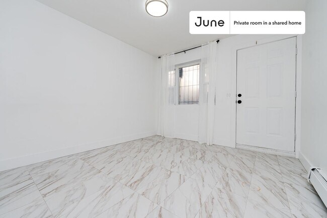 Foto del edificio - Private bedroom in 3 bed/1 bath Home