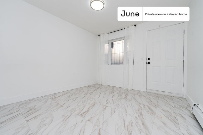 Building Photo - Private bedroom in 3 bed/1 bath Home