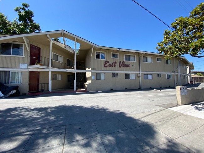 Nice updated 1 bed unit on 2nd floor available now! - Nice updated 1 bed unit on 2nd floor available now! Apartment