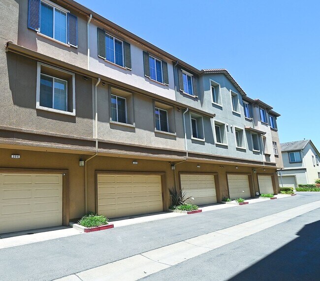 Building Photo - $3,490- GORGEOUS 3 BEDROOM HOME IN HAYWARD...