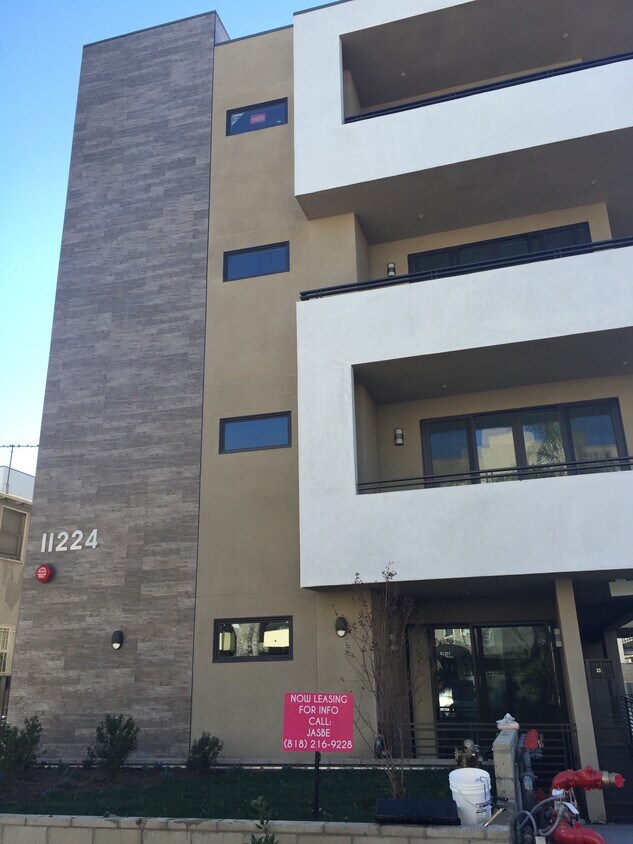 Foto principal - 11224 Morrison St