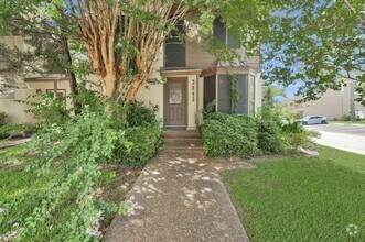 Building Photo - 3843 Knollcrest Dr