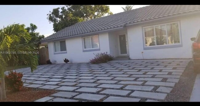 Building Photo - Southwest 93rd Avenue, Palmetto Bay, FL 33157 - 4 BR 2 BA single-family home