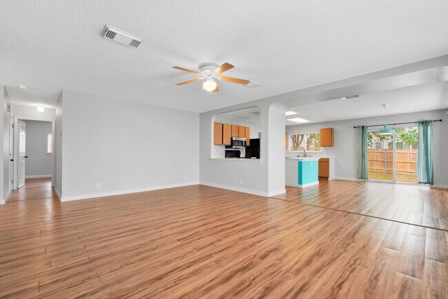 Foto del edificio - Charming 3 Bed 2.5 Bath Home with Solar Panels!